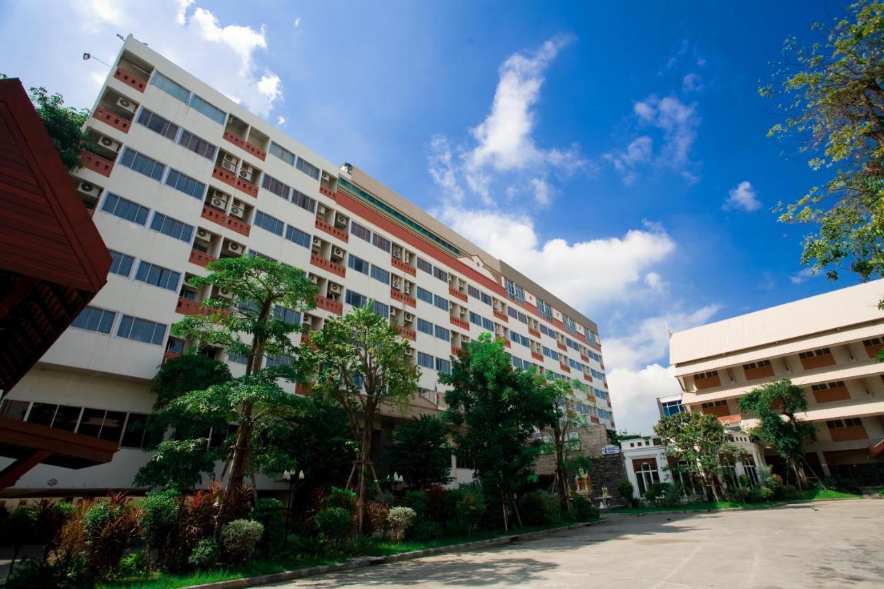Jolly Suites & Spa Thapra Bangkok Exterior photo
